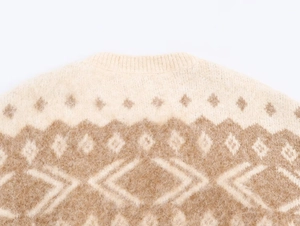 Dettaglio della maglia jacquard geometrica con fiocchi sul cardigan in mohair