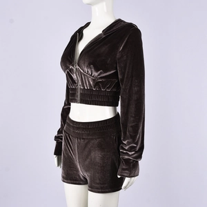 Detail von weichem Samt-Hoodie und Shorts in Braun zeigt die Plüsch-Stofftextur