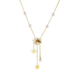 Collana dorata con margherita in smalto, ciondoli ape e accenti di perle fini