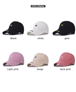 Six couleurs de casquettes de baseball brodées dans une grille propre avec étiquettes