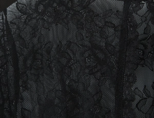 Vue macro détaillée de la texture de dentelle florale noire pour les hauts pour femmes