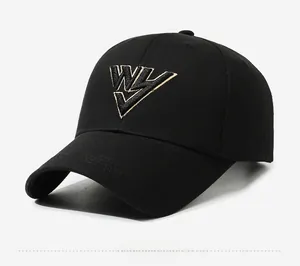 Detailansicht der schwarzen Baseballkappe mit hochwertiger goldener WV-Stickerei
