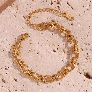 Détail du bracelet chaîne ovale plaqué or 18K avec fermoir mousqueton et logo