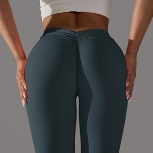 Détail d'un legging de yoga taille haute montrant le design scrunch et le tissu mat