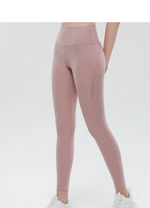 Dettaglio dei pantaloni da yoga a vita alta con inserti in mesh e tessuto malva