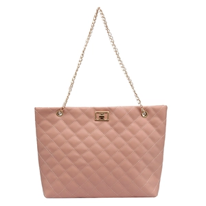 Bolso tote acolchado rosa con correa de cadena dorada y cierre giratorio frontal