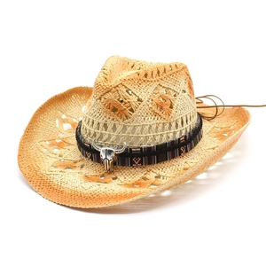 Chapeau de cowboy en paille tressée avec ruban ethnique arc-en-ciel et tête de taureau