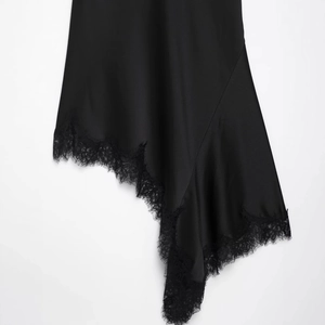 Robe licou noire satinée élégante avec bordure en dentelle et ourlet asymétrique