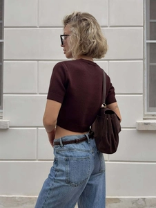 Haut court en maille bordeaux ajusté à col rond et manches courtes pour style chic