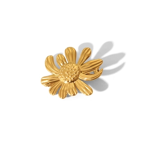 Vue détaillée d'une pince à cheveux fleur dorée avec texture de pétales et finition métal