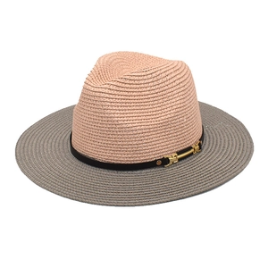 Détail du bord gris et de la calotte rose avec lanière en cuir noir et boucle dorée