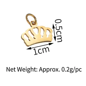 Vue détaillée du pendentif couronne plaqué or 18 carats avec dimensions précises