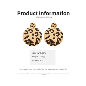 Vue détaillée des boucles d'oreilles léopard rondes mesurant 6,2 cm par 5,1 cm