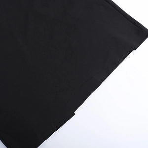Detailansicht der feinen schwarzen Stricktextur und des hochwertigen Saums des Sommerkleides