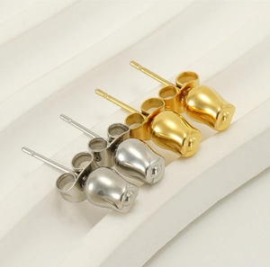 Makroaufnahme von 3D-Rosenknospen-Ohrringen aus poliertem Gold- und Silber-Edelstahl