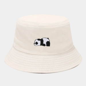 Gros plan détaillé de la broderie panda sur un chapeau bob en coton de couleur crème
