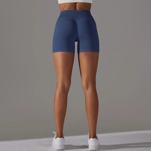 Dettaglio degli shorts fitness senza cuciture a vita alta con arricciatura push-up