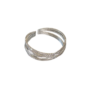 Elegante zilveren meerlaagse kruisarmband met fonkelende kristallen strassteentjes voor dames