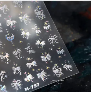 Vue détaillée des stickers ongles 5D avec nœuds gaufrés et laser holographique