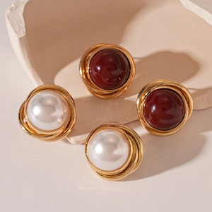 Boucles d'oreilles vintage dorées avec perles blanches et rouge vin de forme ronde