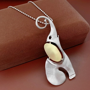 Détail du pendentif éléphant en argent brossé et or sur une chaîne à billes