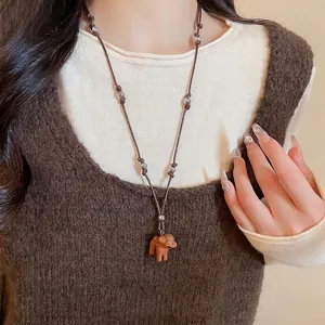 Collier Pendentif Chiot Dessin Animé Mignon Chien Teddy Longue Chaîne De Pull Avec Cordon Brun Et Perles Argentées