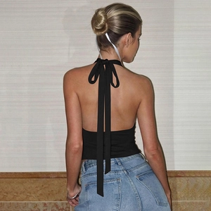 Dettaglio del retro di un top nero con scollo all'americana e schiena scoperta