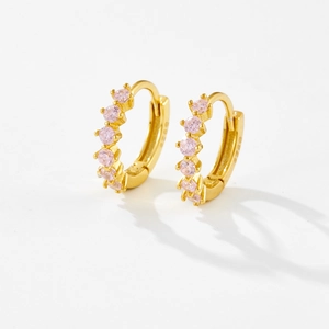 Détail des boucles d'oreilles en argent S925 doré avec incrustation de zircon rose