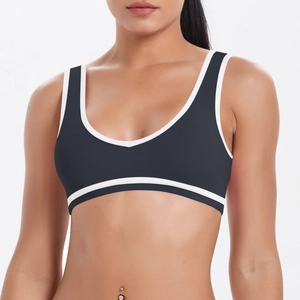 Détail du soutien-gorge de sport noir avec liseré blanc contrasté et décolleté en U