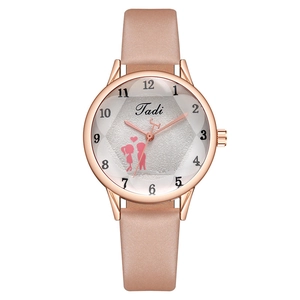 Montre tendance pour femme avec boîtier or rose, bracelet cuir rose et cadran hexagonal