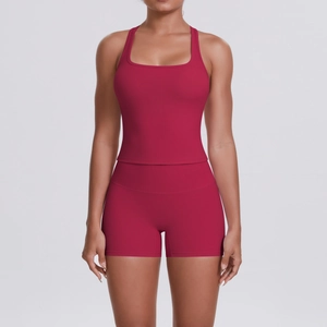 Détail du tissu brossé double face de l'ensemble de yoga bordeaux débardeur et short