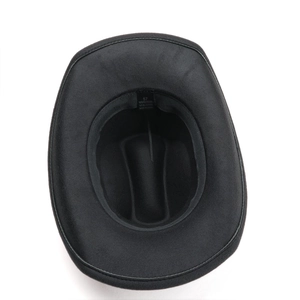 Détail intérieur d'un chapeau de cowboy noir montrant le bandeau et l'étiquette de 57cm