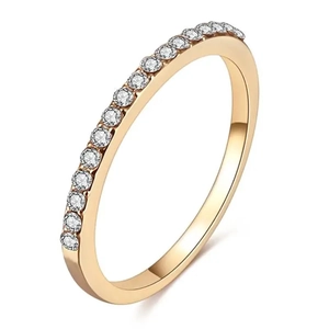 Bague élégante plaquée or rose avec une rangée de zircons étincelants sur fond blanc pur