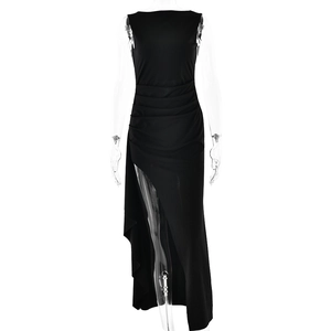 Robe longue noire sans manches à dos nu avec design froncé et fente haute sexy