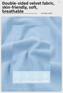 Détail du tissu polaire double face bleu clair doux montrant sa texture respirante