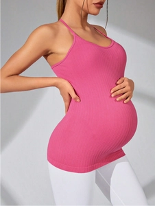 Detail des rosaroten, nahtlosen Schwangerschafts-Yoga-Tops mit elastischer Rippenstruktur