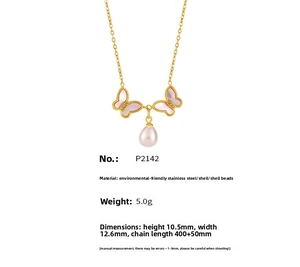 Détails du collier papillon doré avec incrustation de coquille et perle en goutte