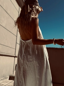 Elegant white backless long dress in pure cotton with natural pleated texture for vacation