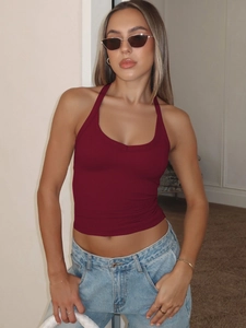 Haut en tricot dos nu bordeaux ajusté avec un jean pour un style estival chic