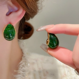 Boucles d'oreilles vintage en résine vert foncé en forme de goutte et bord doré