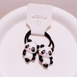 Nahaufnahme von niedlichen 3D-Panda-Haargummis auf Displaykarte für Haarschmuck