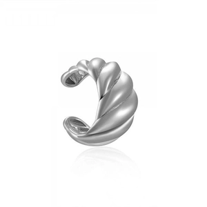 Bague d'oreille croissant argentée avec design tissé et finition métallique sur fond blanc
