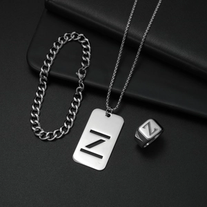 Detailansicht von Titanstahl-Panzerarmband und Z-Buchstaben-Halskette mit passendem Ring