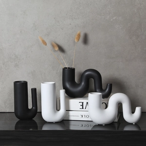 Vase En Céramique Minimaliste Moderne Mat Irrégulier Design En Forme De U Et De Vague Pot De Fleur Décoratif