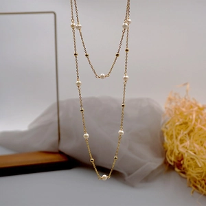 Élégant collier doré double épaisseur avec perles d'eau douce blanches et billes d'or