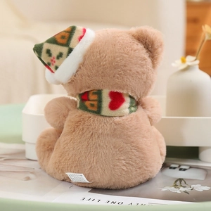 Ours en peluche avec écharpe et bonnet de Noël dans un cadre domestique chaleureux et doux