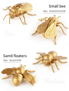Vue détaillée des figurines d'abeilles dorées montrant les dimensions et la taille