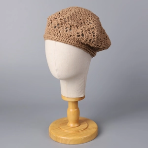 Handgefertigte braune Häkelbaskenmütze im Vintage-Stil auf Modellkopf, japanisches Design