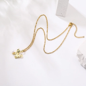 Collana placcata oro 18K con pendente gatto carino, perla e zirconi verdi lucidi