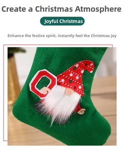 Détail de chaussette de Noël en feutre vert avec gnome et lettre Q rouge sur bois